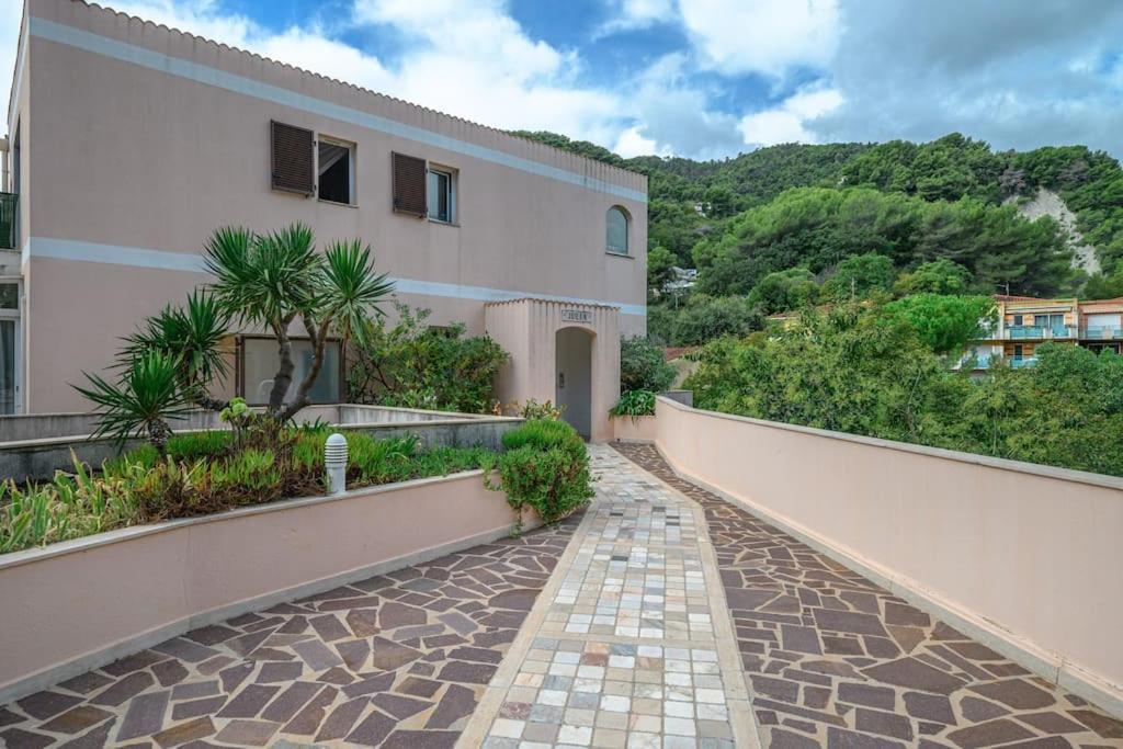 La Villa Julia - Calme - Spacieux - Parking Prive - Climatisation Menton Dış mekan fotoğraf